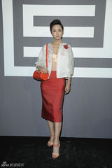 组图：张歆艺简约风现身巴黎时装周秀场