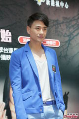 组图：众星宣传《好心作怪》胸贴胸夹汽球