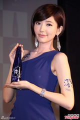 组图：郭雪芙斜肩洋装亮相 狂接代言荷包满