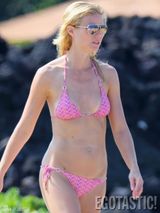 组图：格温妮丝比基尼秀胴体 41岁影后甜美依旧