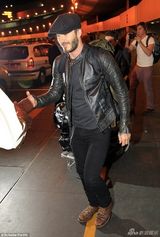 组图：小贝现身机场亲自推行李 皮衣帅气引围观