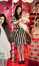 组图：景甜出席品牌欢乐嘉年华 条纹短裙显知性