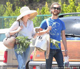 组图：海瑟薇与老公逛市场 宽沿草帽幸福表情