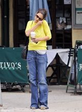 组图：前阿汤嫂独自逛街 街头表情落寞