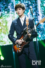 组图：少女时代回归打榜夺冠 西装礼帽显帅气