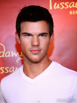 组图：暮光狼人蜡像遭撩衫秀腹肌 女星露腿献吻