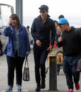 组图：张亮帅气现身机场 获女粉丝送礼物喜滋滋