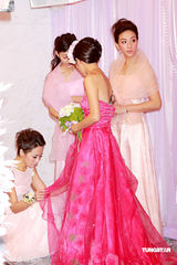 幻灯组图：唐宁着桃红婚纱扮新娘 伴娘杨爱瑾秀粉嫩