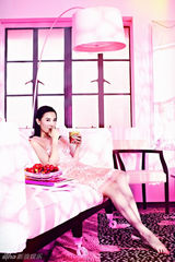 组图：小宋佳化身俏皮冰欺凌女郎 与闺蜜分享甜蜜