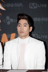 高清组图：韩团神话14周年纪念演唱会盛况空前