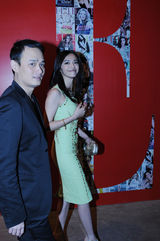 组图：姚晨亮相时装周红毯 气质优雅微笑甜美