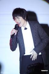 组图：萧敬腾带病上阵嘶吼演出 连唱五首歌曲获喝彩