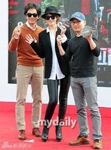 组图：金宣儿中性风亮相釜山 西装黑超帅酷