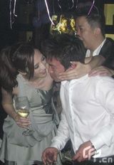 幻灯图：吴佩慈与男友甜蜜同居 牵手购物秀恩爱