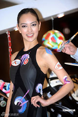 高清图：Jessica C鲨鱼装做瑜伽 欲飞米兰会男友