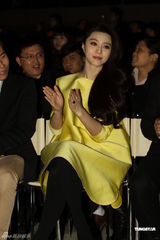 组图：范冰冰千万代言服饰 与老板热聊乐不拢嘴