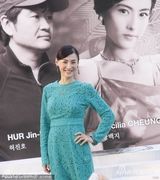 组图：张柏芝亮相变握手会 绿裙优雅难掩膝盖伤痕