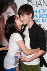 组图：GaGa小师弟抵港 自称已与歌迷们结婚