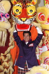 幻灯：郭富城醒狮贺岁 摩登女郎相伴