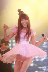 组图：江若琳个唱换多款性感装 与男伴贴身热舞