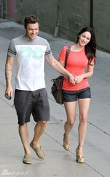 组图：梅根福克斯红装娇艳 和老公亲密牵手出行