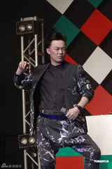 组图：陈奕迅不介意被称丹妈 称其头发多