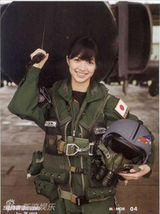 组图：日本兵源不足 女星拍广告吸引宅男参军