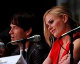 高清图：《真爱如血》剧组亮相 帕奎因红衣性感