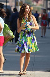 组图：艾米-罗森印花连衣裙展夏日风情