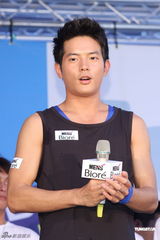 组图：宥胜贺军翔同台秀肌肉 两大师奶杀手比帅