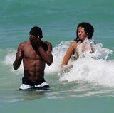 幻灯图集：科特迪瓦中场卡劳和女友迈阿密海滩戏水