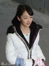 组图：周冬雨北影复试通过展笑颜 提挎包致谢媒体