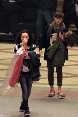 组图：何韵诗出柜后捞金势头更猛 橙色潮鞋闪爆