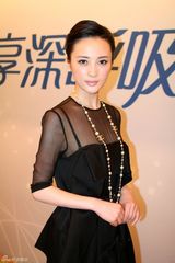 幻灯图：蒋勤勤出席活动 身着黑色礼服裙典雅亮相