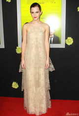 组图：艾玛《壁花少年》首映不慎露胸贴