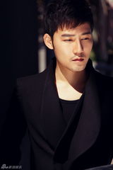 组图：高凯元拍夏日时尚大片 显男人绅士与性感