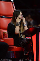 组图：好声音导师考核阿妹泪奔 力宏递纸巾