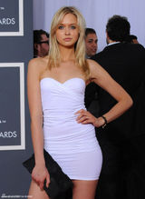 高清组图：艾米丽-维奇曼裹胸小礼服秀完美身材