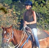 组图：小贝一家骑马出游 辣妹变身酷帅女骑士