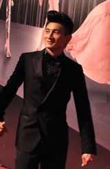 组图：吴奇隆携戴娇倩亮相派对 时尚之王难掩霸气