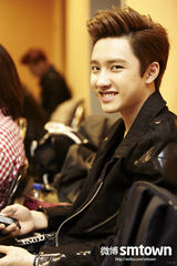 组图：EXO风云榜私房照曝光 成员卖萌变Rocker