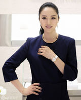 组图：董璇出席圣诞活动 束马尾秀美背清新干练