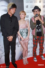 组图：滨崎步签写真集慈善义卖 绯闻男友默契相伴