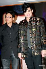 组图：《美偶》亚军兰伯特抵港 记者会穿唐装