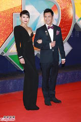 组图：胡杏儿黑裙高贵魅惑 牵手郑嘉颖亮相红毯