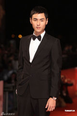 高清图：谢霆锋真空穿西装走红毯 阮经天可爱亮相