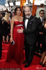 组图：美剧《国土》主创集体亮相艾美红毯