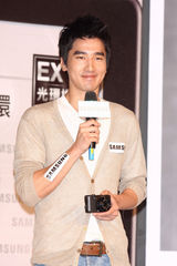 高清组图：赵又廷代言相机 自比“类文青”