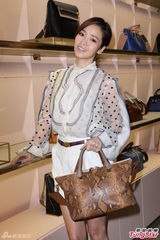 组图：侯佩岑怀孕二月首露面 踩高跟捞金不避嫌