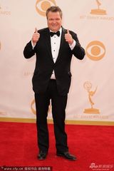 组图：《摩登家庭》艾瑞克-斯通斯崔特喜感十足